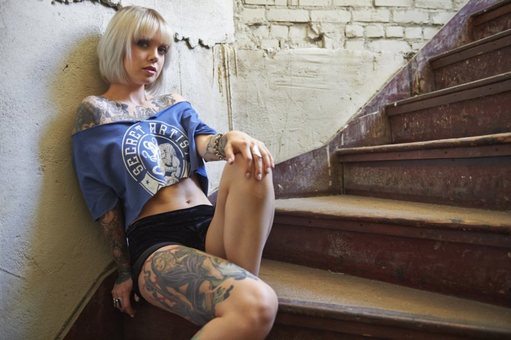 Girls Taetowierte Zierlicher Ficksahne